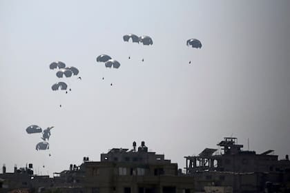 Un avión de transporte militar lanza ayuda humanitaria sobre Al-Zawayda, en el centro de la Franja de Gaza, el 28 de julio de 2025.