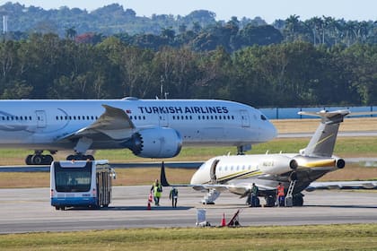 Un avión de Turkish Airlines se prepara para despegar en el Aeropuerto Internacional José Martí de La Habana, Cuba