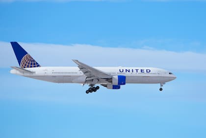 Un avión de United Airlines se apresta a aterrizar en el Aeropuerto Internacional de Denver, el 16 de enero de 2024 (Foto AP/David Zalubowski)
