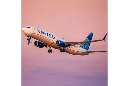 Un avión de United Airlines sufrió daños en una de sus alas