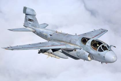 Un avión Grumman EA-6B Prowler fue el que tuvo un error en el aterrizaje y se estrelló contra varios aviones estacionados en la cubierta del portaaviones USS Nimitz el 26 de mayo de 1981