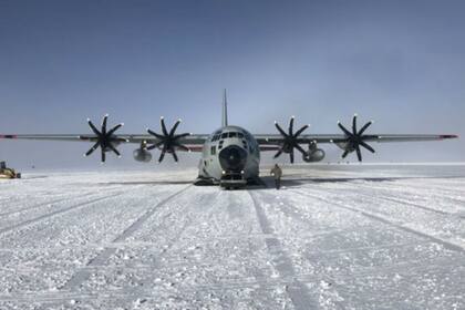 Un avión Hercules llegando a la Antártida