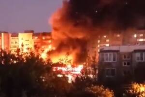 El momento en que un avión militar se estrella contra un edificio de departamentos  en Rusia