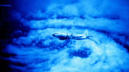 Un avión P-3 sobrevolando el huracán Caroline en 1975.