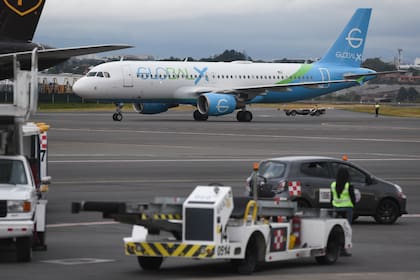 Un avión que transporta a migrantes deportados de Estados Unidos llega al aeropuerto internacional Juan Santamaría, el 20 de febrero de 2025, de San José de Costa Rica