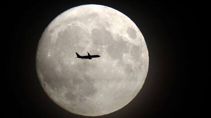 Un avión se acerca al aeropuerto Heathrow, en Londres. La foto fue sacada el domingo por la noche