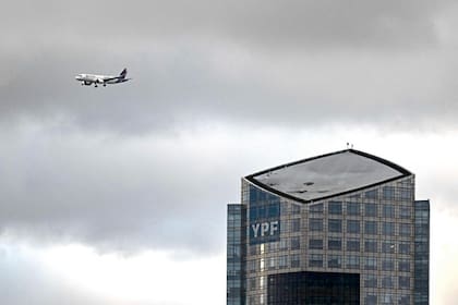 Un avión sobrevuela la sede de la petrolera estatal argentina, YPF, en Buenos Aires