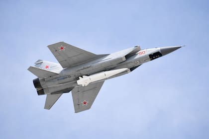Un avión sobrevuela Moscú durante el desfile de 2021