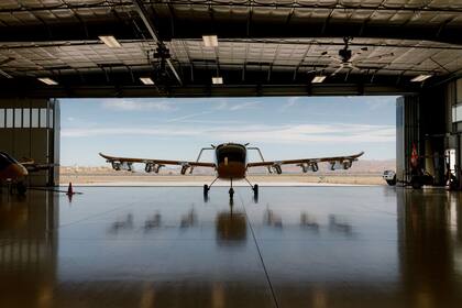 Un avión Wisk Aero en un hangar en una instalación de prueba. Wisk ya está probando un vehículo de dos asientos y está construyendo un taxi aéreo autónomo más amplio que puede tener más asientos