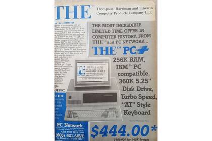 Un aviso de una revista Byte de 1984; esta PC con un cuarto de mega de RAM, diskettera de 5,25" y sin disco duro se vendía por 444 dólares (unos 1160 USD de hoy)