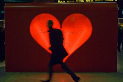 Un aviso del Día de San Valentín en la estación Waterloo en Londres. Los sitios de citas siguen explorando fórmulas para ofrecer alternativas a sus usuarios