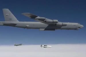 Un B-52 lanzando una bomba GBU-57 (Foto Usaf)