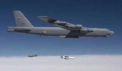 Un B-52 lanzando una bomba GBU-57 (Foto Usaf) en junio del año pasado
