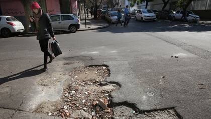 Un bache que complica el paso vehicular, en 5 y 57