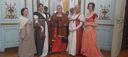 Un baile que celebra los 300 años del inicio de la construcción del Cabildo. Entre selectos vecinos de Buenos Aires