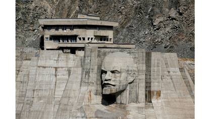 Un bajorrelieve que representa a Lenin en una presa del embalse de Kirov en la región de Talas, Kirguistán occidental