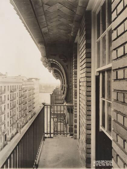 Un balcón del complejo East River Homes en Manhattan en 1911, antes de que se inaugurara.