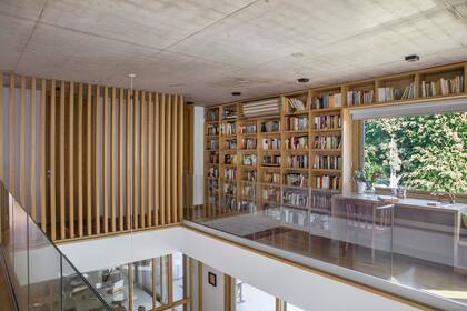 Un balcón rodea el ‘hueco’ del living: desde ahí se accede
a la suite principal, un escritorio, el cuarto y baño de huéspedes, y, por supuesto, a la biblioteca que está a la vista.