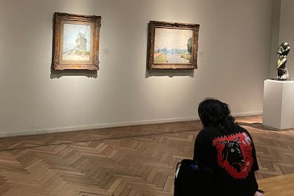 Un banco frente al cuadro del molino de Van Gogh para que el espectador se siente a contemplar la obra