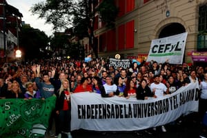La marcha universitaria reúne a radicales, peronistas, “lilitos”, la izquierda, gremios y piqueteros