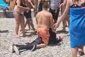 Un bañista detiene a uno de los inmigrantes que desembarcó en la costa de Granada e intentó ingresar a territorio español
