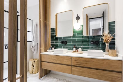 Un baño bien diseñado debe ser funcional y contar con suficiente espacio de guardado