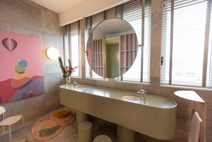 Un baño fresco, colorido y geométrico