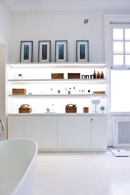 Un baño hogareño, con vestidor y área de spa. FOTO: Gentileza revista Living.