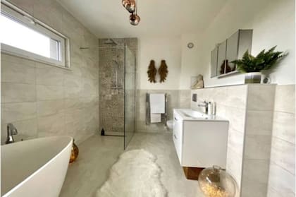 Un baño que cuenta con calefacción por losa radiante.