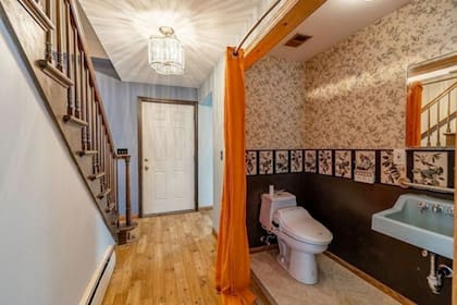 Un baño sin puerta que no filtra sonidos ni aromas