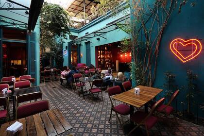 Un bar con bandas en vivo, ideal para ir con tus amigos