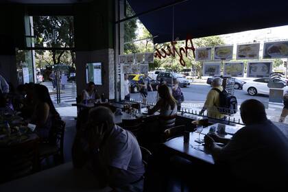 Un bar en la zona de la Avenida 9 de Julio que funciona pese al corte de luz
