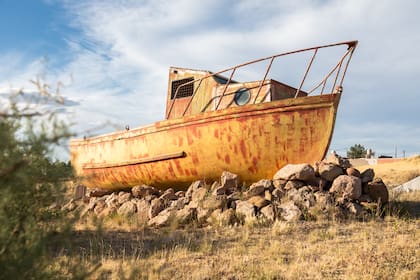 Un barco abandonado en Camarones.