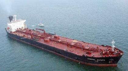 Un barco con combustibles líquidos importados