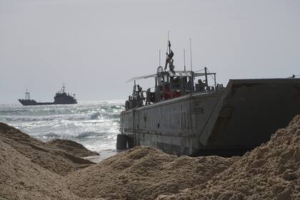Un barco de distribución del ejército estadounidense varado en Ashdod el domingo 26 de mayo de 2024, después de ser arrastrado por el viento y la corriente desde el muelle humanitario temporal en la Franja de Gaza
