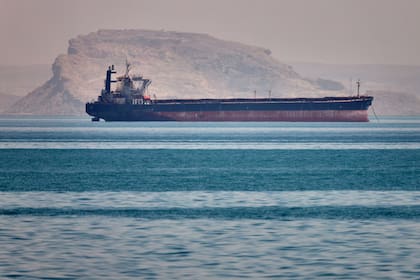Un barco espera pasar por el estrecho de Ormuz ante las costas de Bandar Abbas, Irán.
