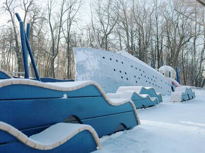 Un barco hundido en el famoso Gorky Park de Moscú