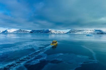 Un barco navega por un estrecho congelado a las afueras de Nuuk, Groenlandia
(AP Foto/Evgeniy Maloletka, Archivo)