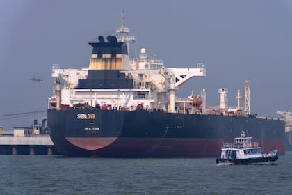 Un barco petrolero llega a Mumbai, India, tras haber pasado por el estrecho de Ormuz