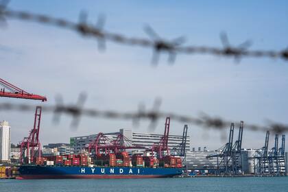 Un barco portacontenedores se ve amarrado en la terminal de contenedores Kwai Chung en Hong Kong, el martes 8 de abril de 2025.