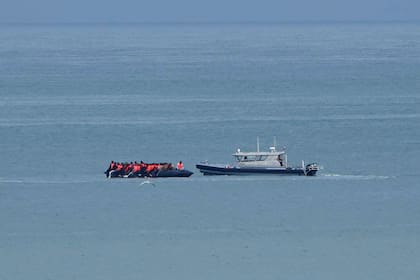 Un barco que se cree lleva migrantes es escoltado por un barco de la Gendarmería Nacional Francesa en el Canal de la Mancha junto a la playa de Wimereux, Francia, el miércoles 4 de septiembre de 2024. (AP Foto/Nicolas Garriga, Archivo)