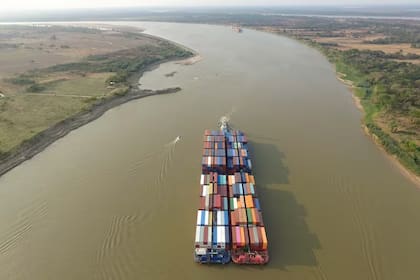 Un barco que transporta contenedores, en el río Paraná
