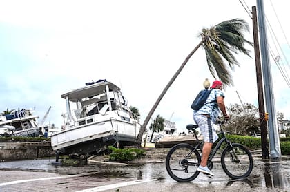 Un barco queda varado en la costa después del huracán Ian en Fort Myers, Florida, el 29 de septiembre de 2022