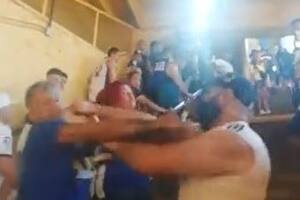 Un barrabrava le pegó trompadas a una mujer en la cancha de Boca