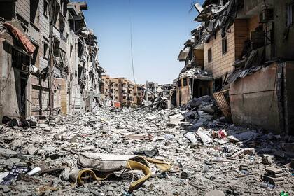 Un barrio bombardeado en Raqa, donde ISIS tomó el control en 2011 y aún mantiene 4.000 terroristas. "Cualquier combatiente [de ISIS] extranjero que esté aquí", dice el contacto más importante de Estados Unidos con la coalición, "va a morir"