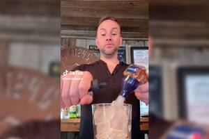 Un bartender prepara una trago sin alcohol a los clientes que toman demasiado, sin que ellos se den cuenta, para 'cuidarlos'; su estrategia fue aplaudida en redes sociales