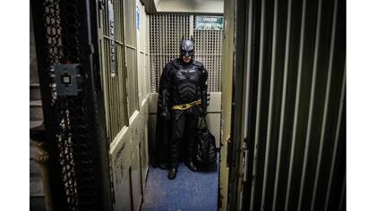 Batman tomando el ascensor en el hospital