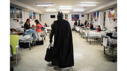 Batman llegando a una de las salas con niños internados en el hospital Sor Maria Ludovica de La Plata