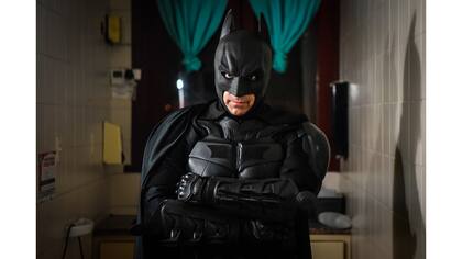 Un Batman solidario en La Plata se gana a los niños sin revelar su identidad