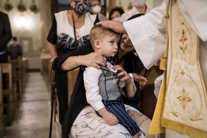 Un bautismo en una iglesia de Catania. (Gianni Cipriano/The New York Times)